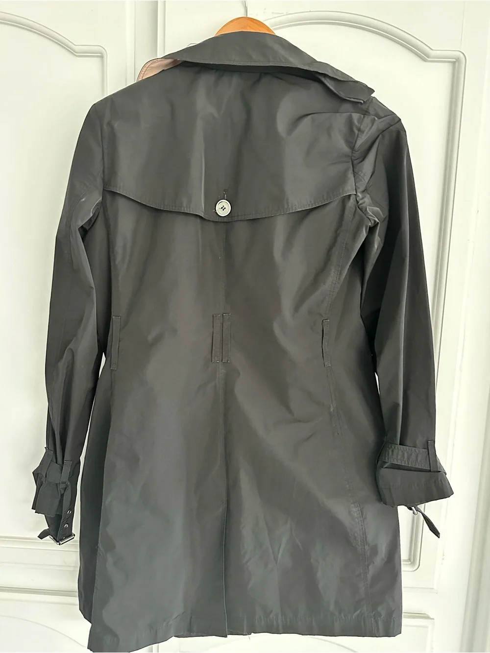Burberry Black Double-Breasted Trench Coat with Beige Check Lining - Picture 2 of 4